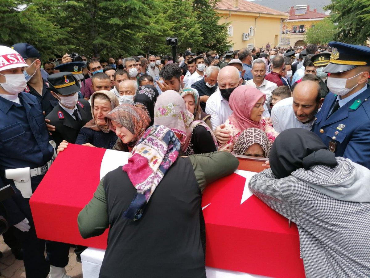 Şehit astsubay, gözyaşlarıyla son yolculuğuna uğurlandı