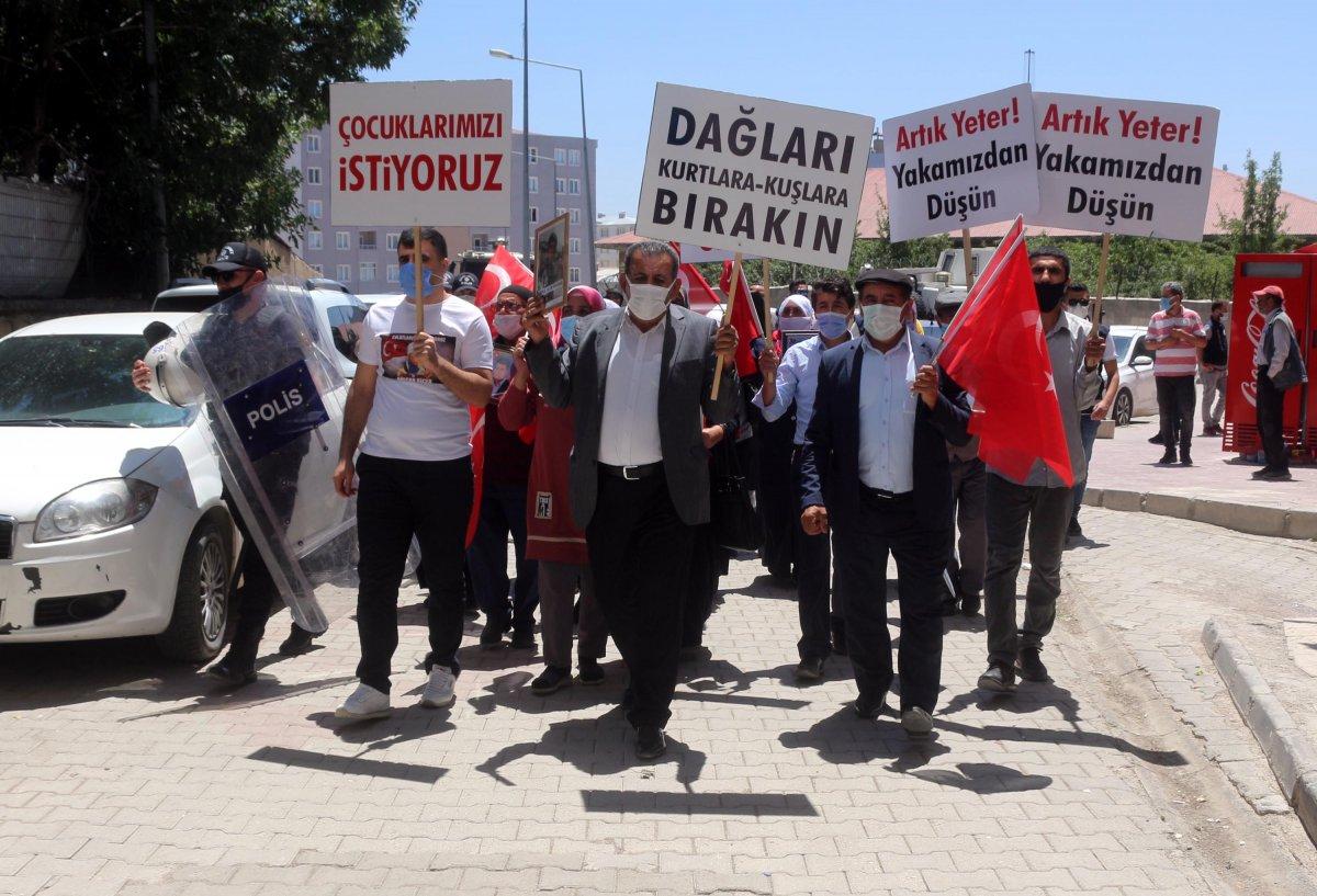 Van’da evladı teslim olan anne nöbeti bırakmadı