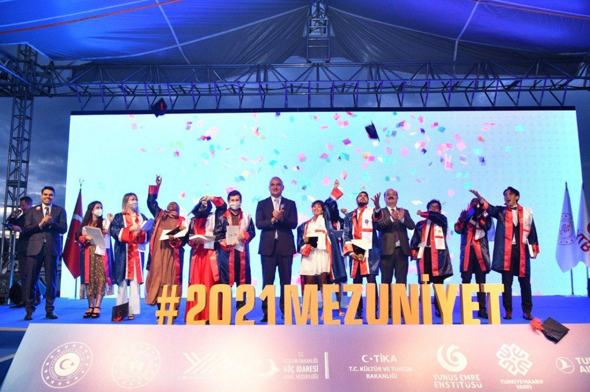 YTB burslu öğrencilerin mezuniyet coşkusu