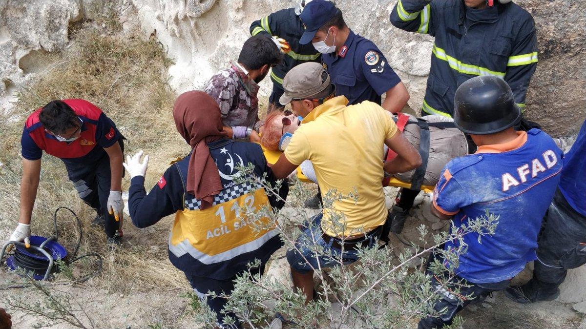 Kapadokya'da fotoğraf çeken turist kayalıklar arasında sıkıştı