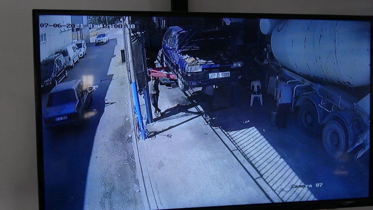 Antalya'da otomobilden iş yerine ateş açıldı