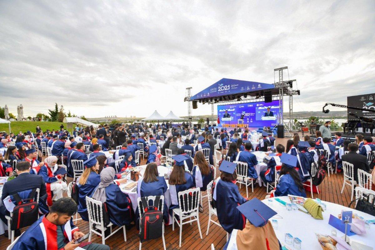 YTB burslu öğrencilerin mezuniyet coşkusu