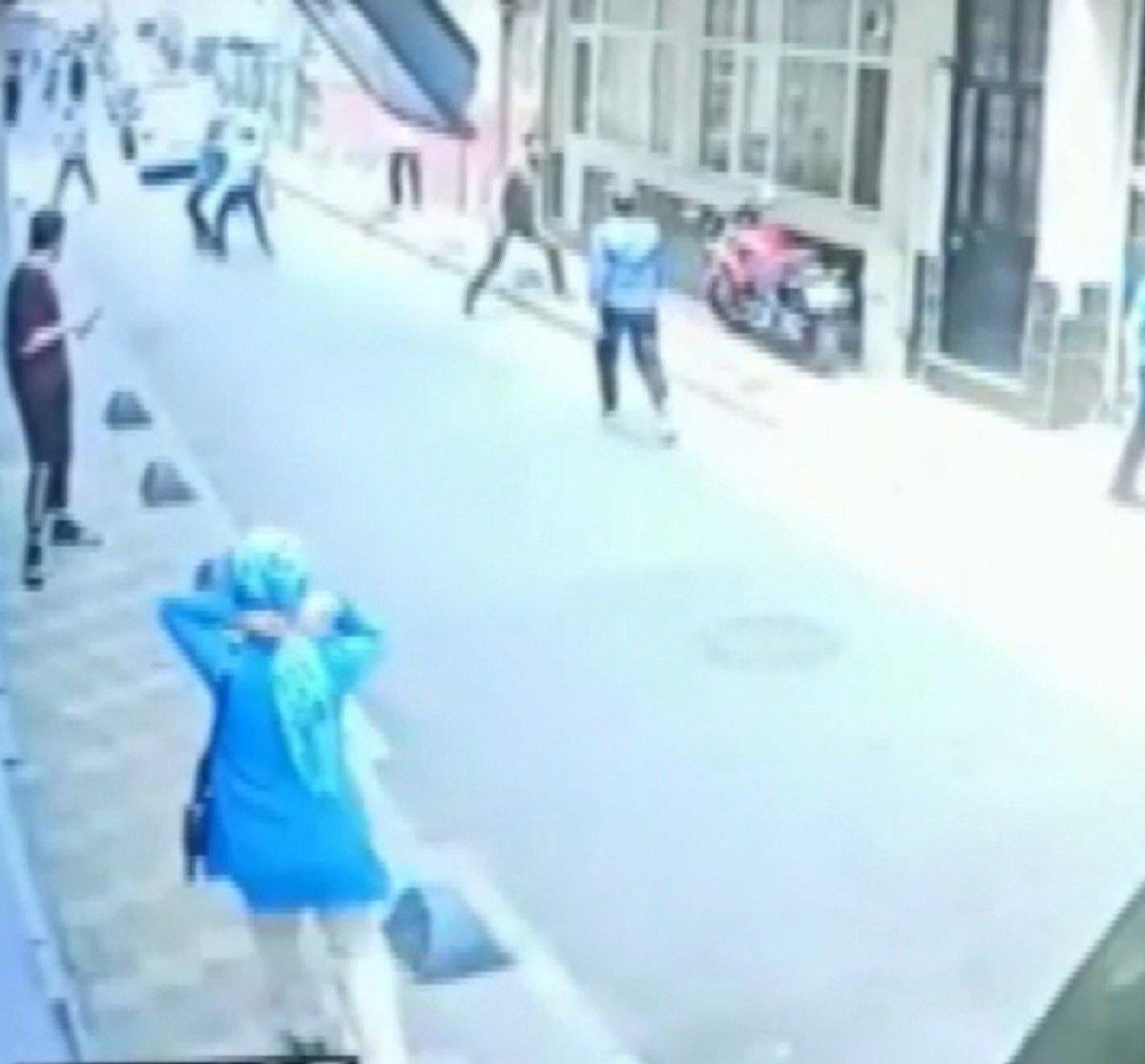 Esenler’de silahla vurduğu şahsı yerde tekmeledi