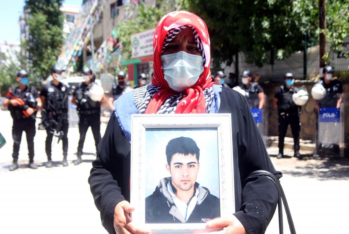 Van’da evladı teslim olan anne nöbeti bırakmadı