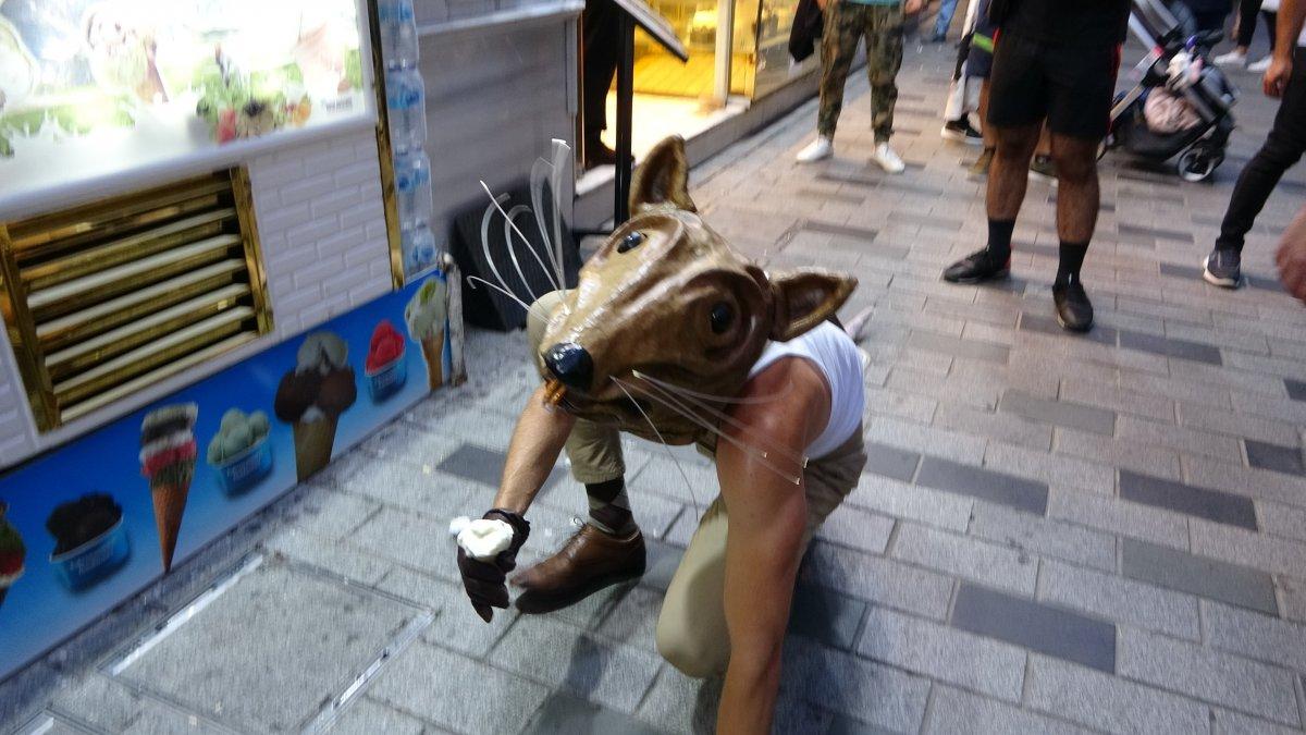 Amerikalı sanatçının fare oyununa Taksim'de yoğun ilgi