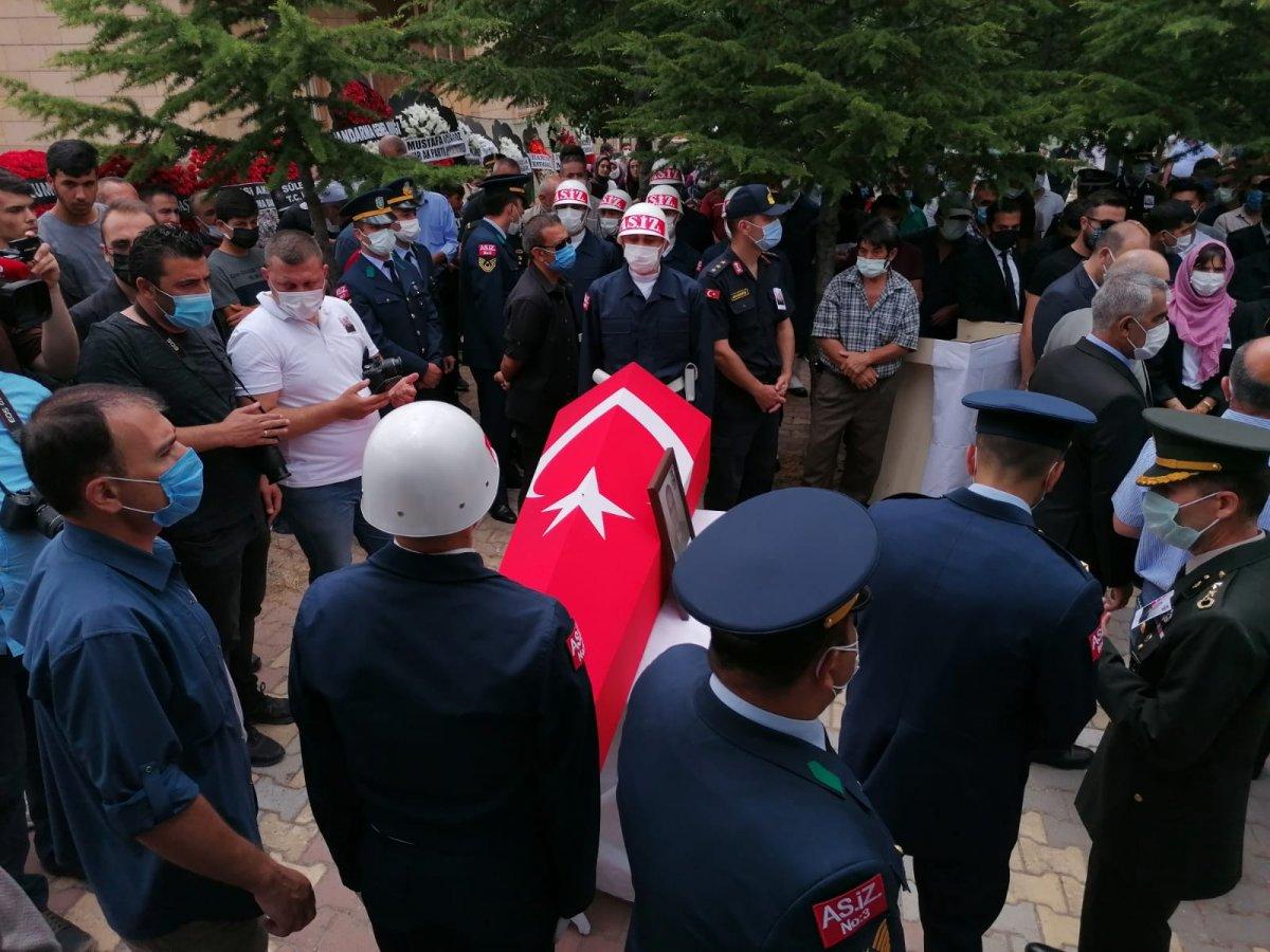 Şehit astsubay, gözyaşlarıyla son yolculuğuna uğurlandı