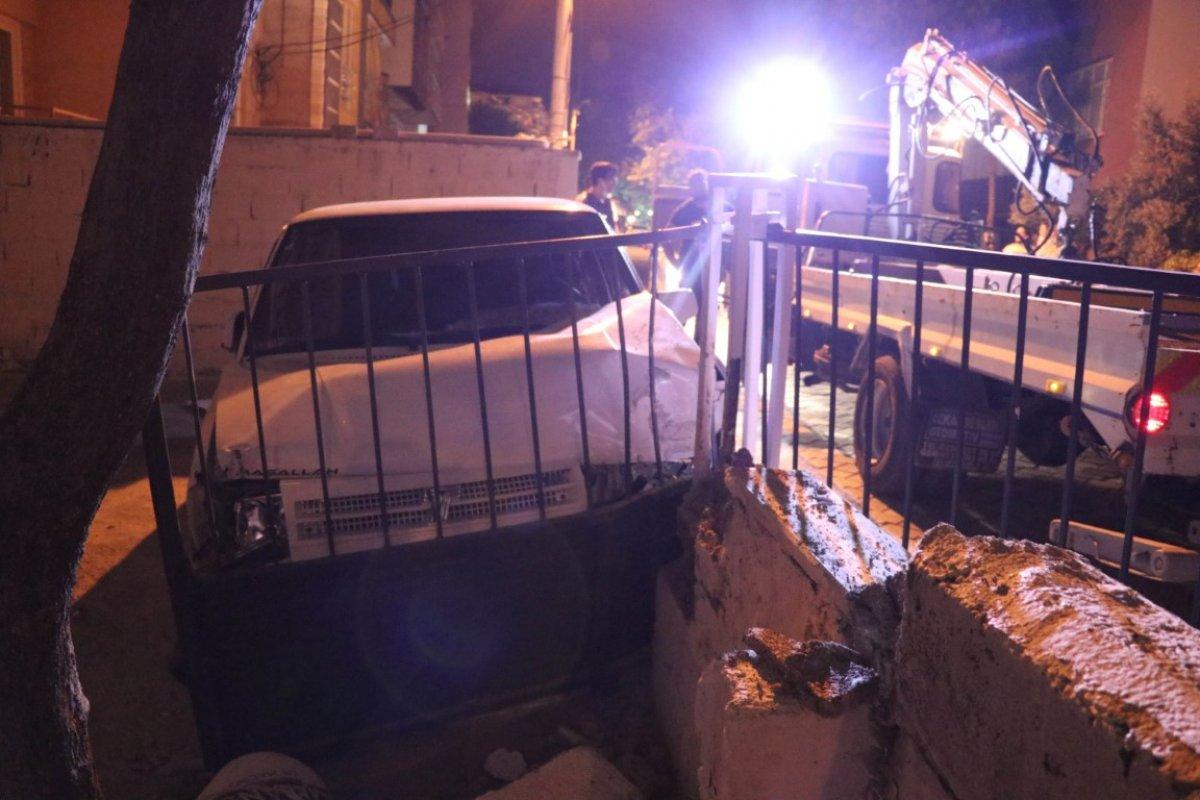 Denizli’de, bahçe duvarına çarptıktan sonra otomobilini bırakıp kaçtı