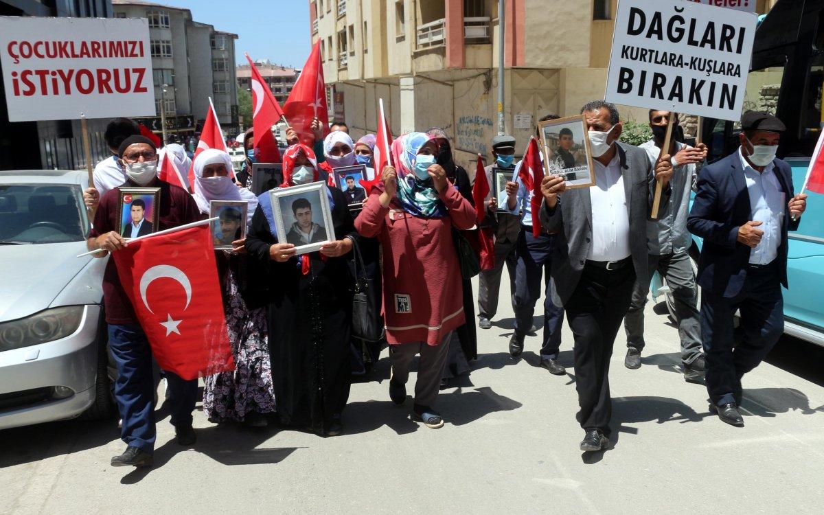 Van’da evladı teslim olan anne nöbeti bırakmadı