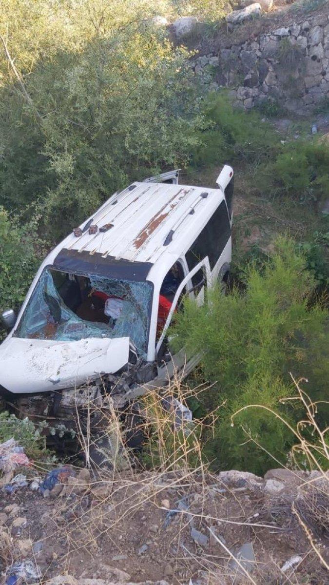 Isparta'da, Suriye uyruklu vatandaşların bulunduğu araç kanala uçtu