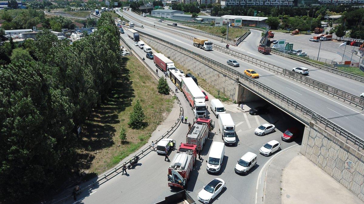 Pendik’te zincirleme kaza: İETT otobüsü iki tırın arasında kaldı