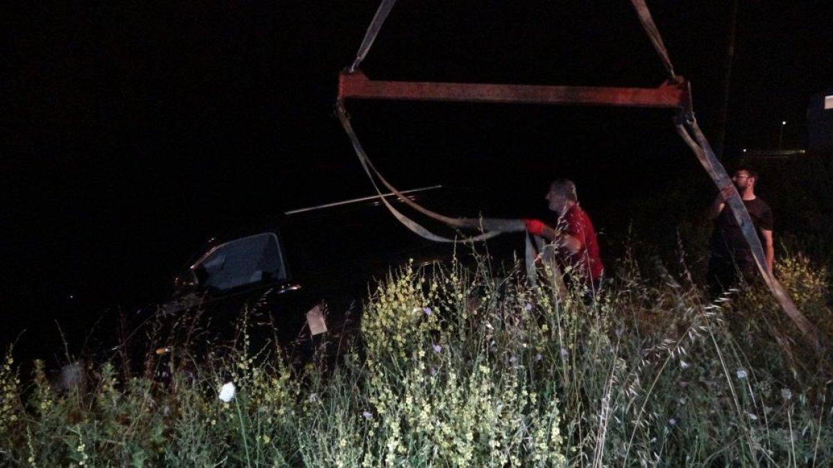 Sinop'ta yoldan çıkan kamyonet uçurumun kenarında kaldı