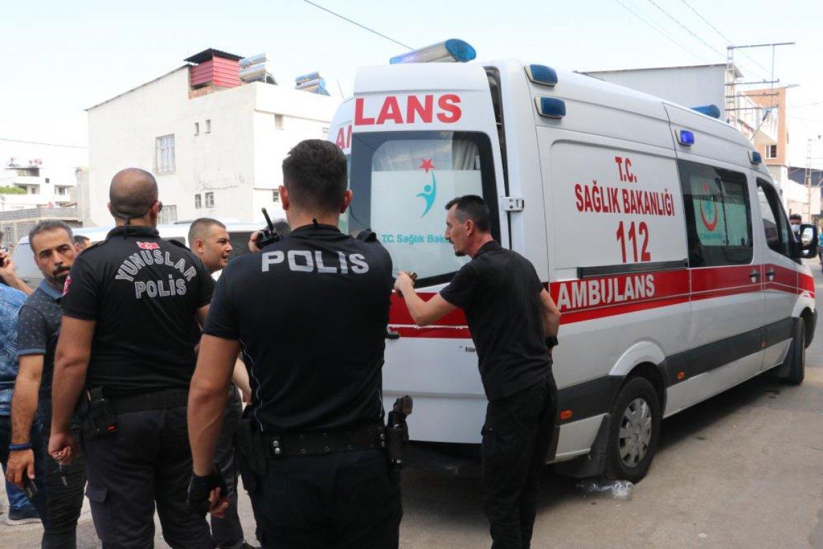 Adana'da kavgaya müdahale eden polise kamyonet çarptı