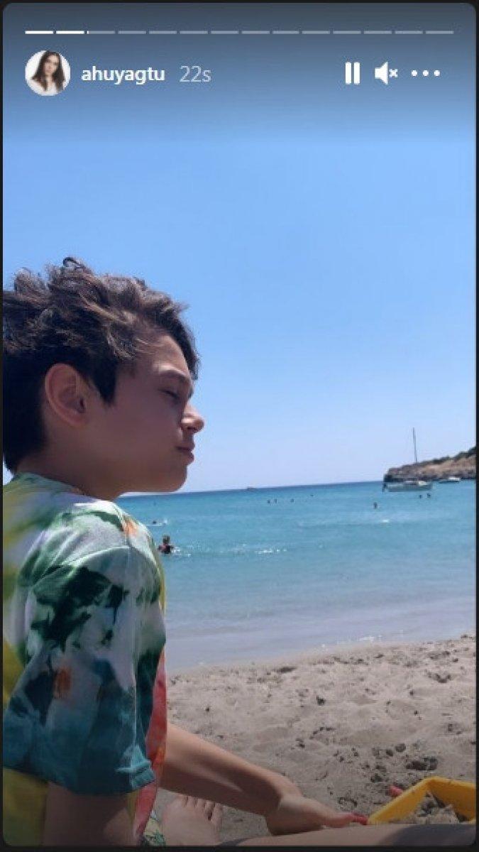 Ahu Yağtu, halk plajında