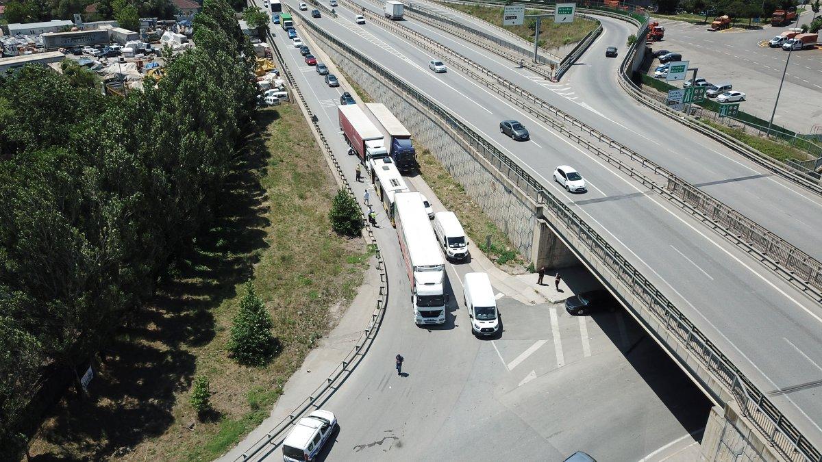 Pendik’te zincirleme kaza: İETT otobüsü iki tırın arasında kaldı