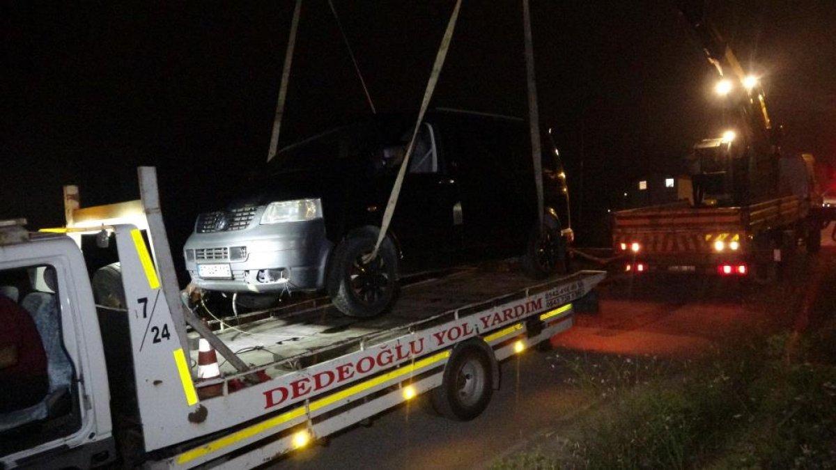 Sinop'ta yoldan çıkan kamyonet uçurumun kenarında kaldı