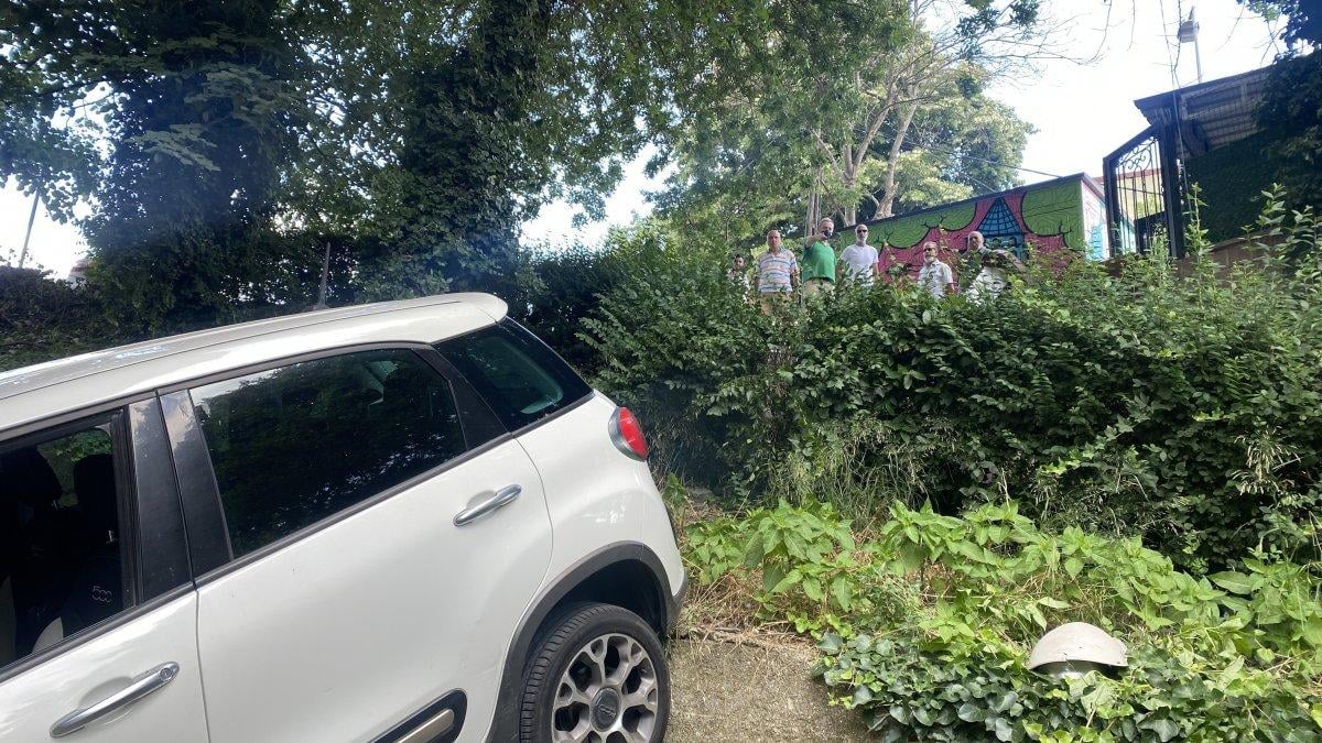 İstanbul'da fren yerine gaza basan sürücü, zor kurtuldu