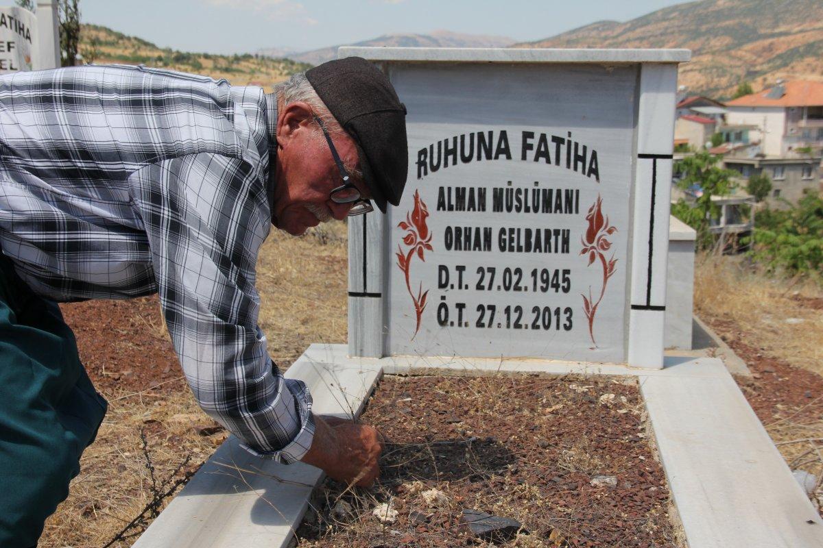 Müslüman olan Alman dostunun vasiyetini yerine getirdi