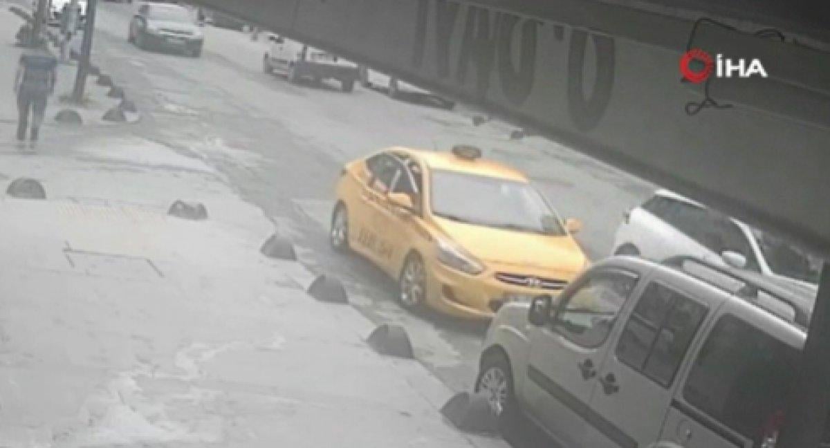 Sultangazi'de taksici, parası yetmeyen yolcunun cep telefonunu çaldı