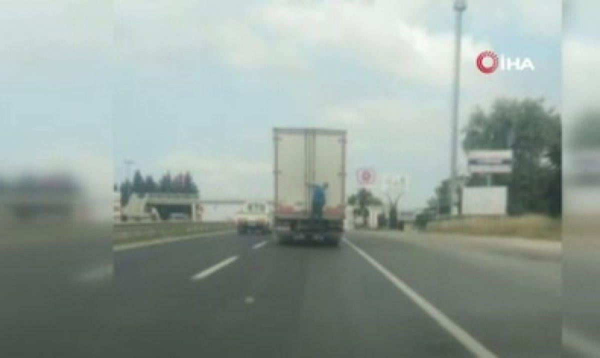 Silivri'de kamyon arkasında tehlikeli yolculuk