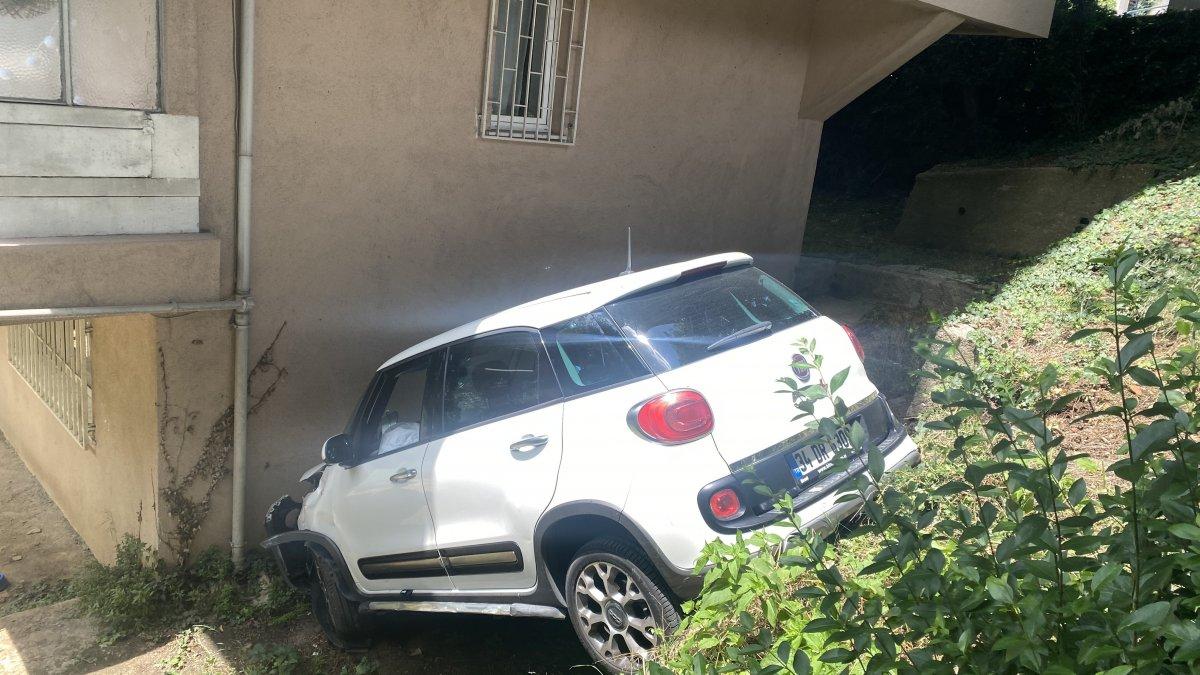 İstanbul'da fren yerine gaza basan sürücü, zor kurtuldu