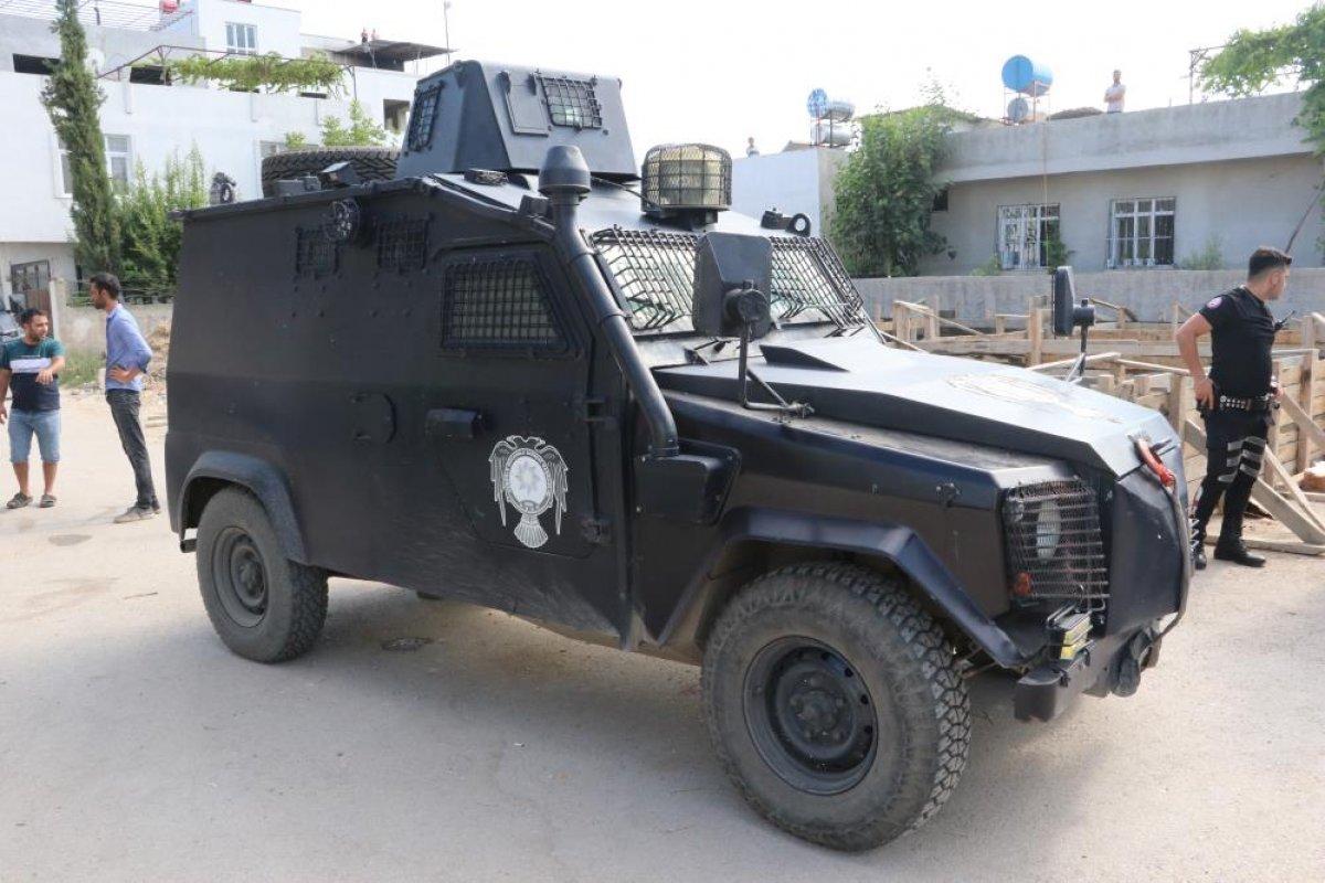 Adana'da kavgaya müdahale eden polise kamyonet çarptı