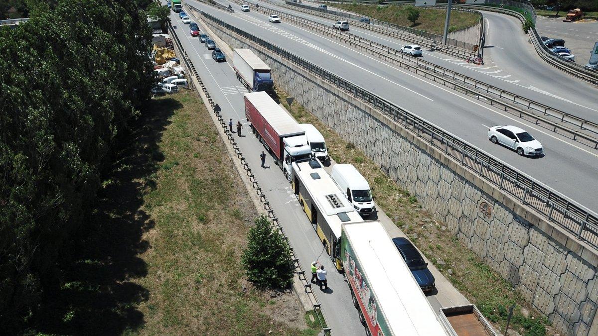 Pendik’te zincirleme kaza: İETT otobüsü iki tırın arasında kaldı