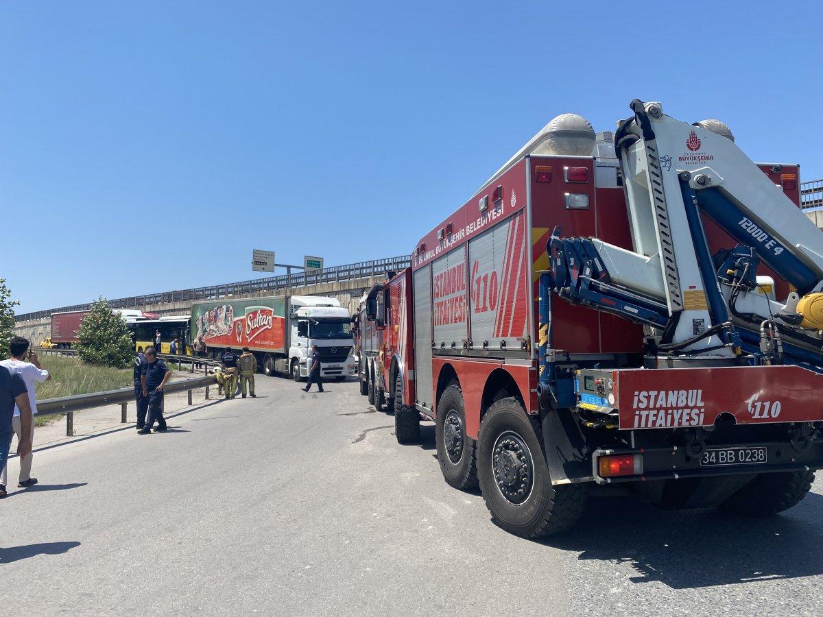 Pendik’te zincirleme kaza: İETT otobüsü iki tırın arasında kaldı