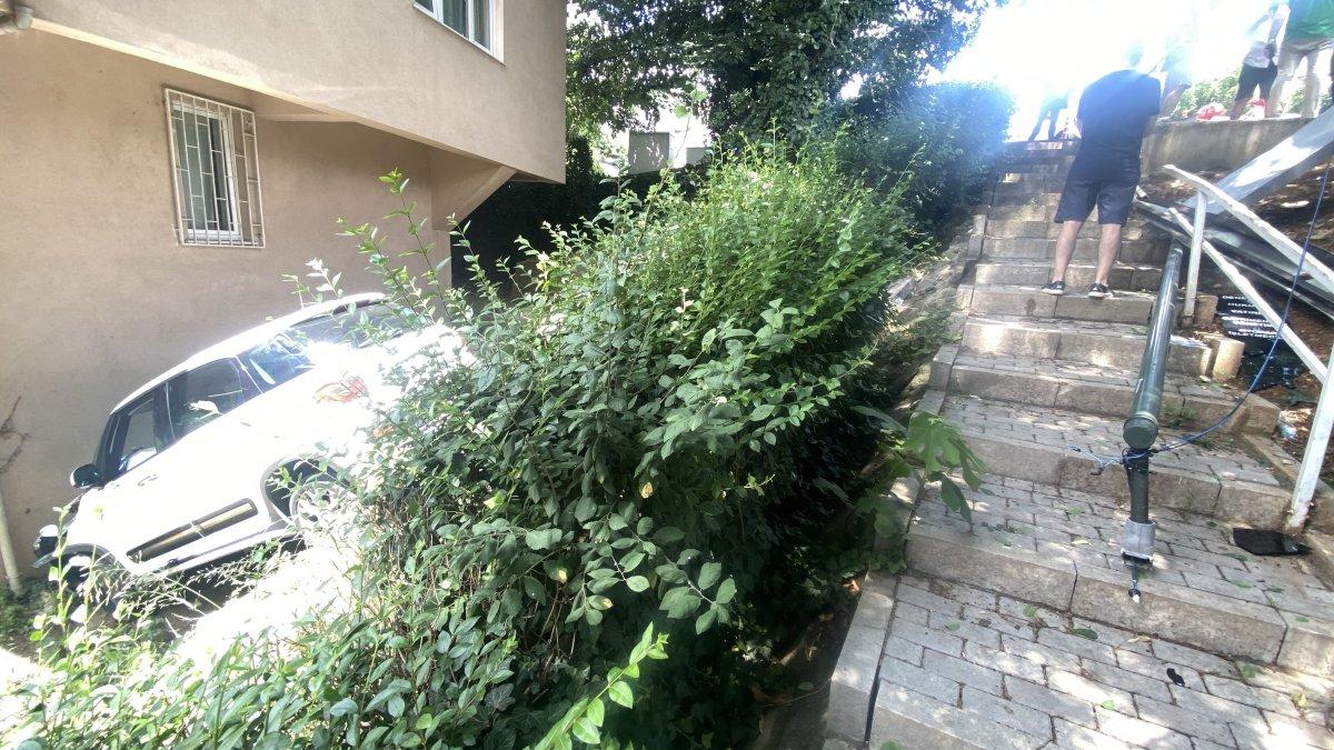 İstanbul'da fren yerine gaza basan sürücü, zor kurtuldu