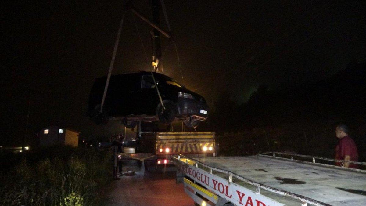 Sinop'ta yoldan çıkan kamyonet uçurumun kenarında kaldı