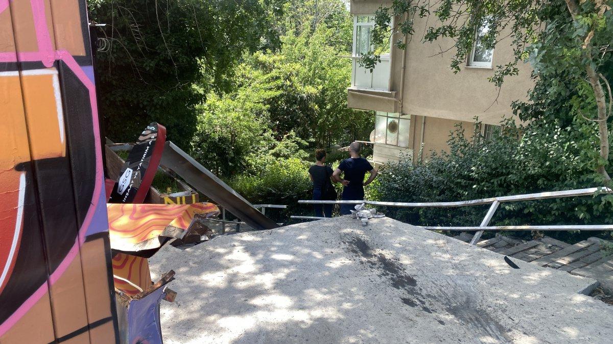 İstanbul'da fren yerine gaza basan sürücü, zor kurtuldu