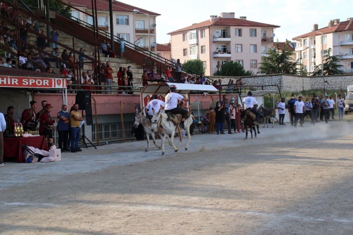 Akşehir'de en hızlı ve en güzel gözlü eşek yarışları yapıldı