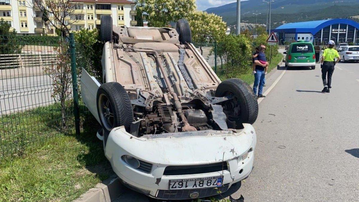 Karabük'te yoldan çıkan otomobil refüje çarptıktan sonra devrildi