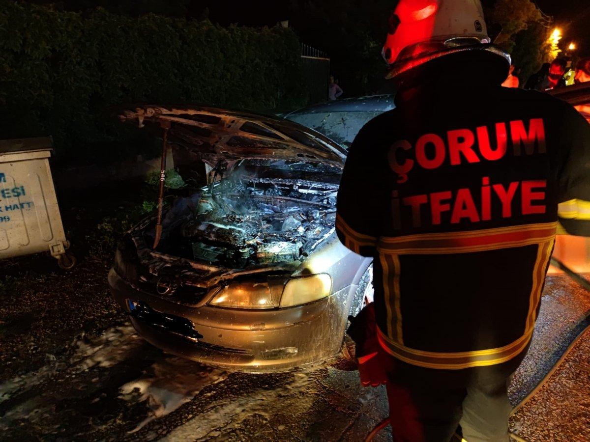 Çorum’da park halindeki otomobil alev alev yandı