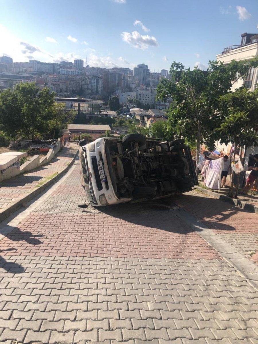 Kağıthane’de, yokuşta kayan kamyonet devrildi