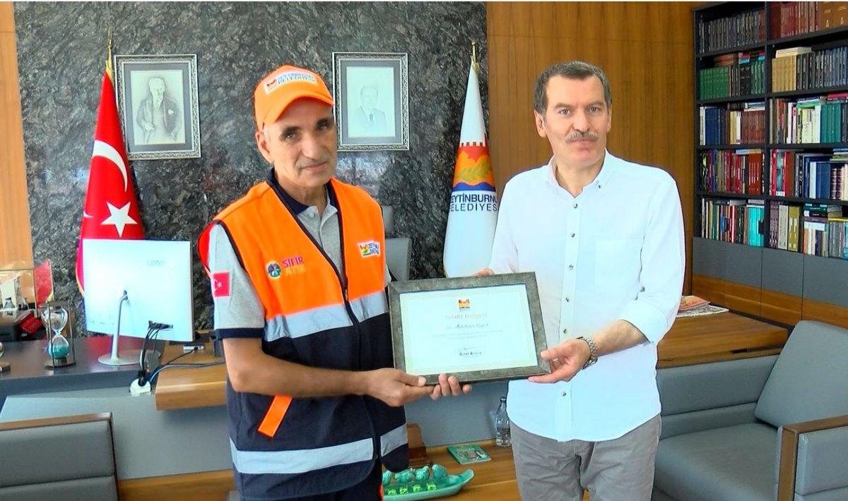 Zeytinburnu’nda temizlik işçisi, kaldırımda bulduğu parayı sahibine ulaştırdı