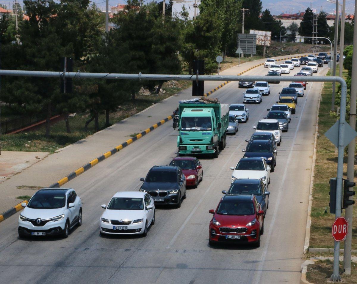 Afyonkarahisar - Antalya yolunda araç kuyruğu