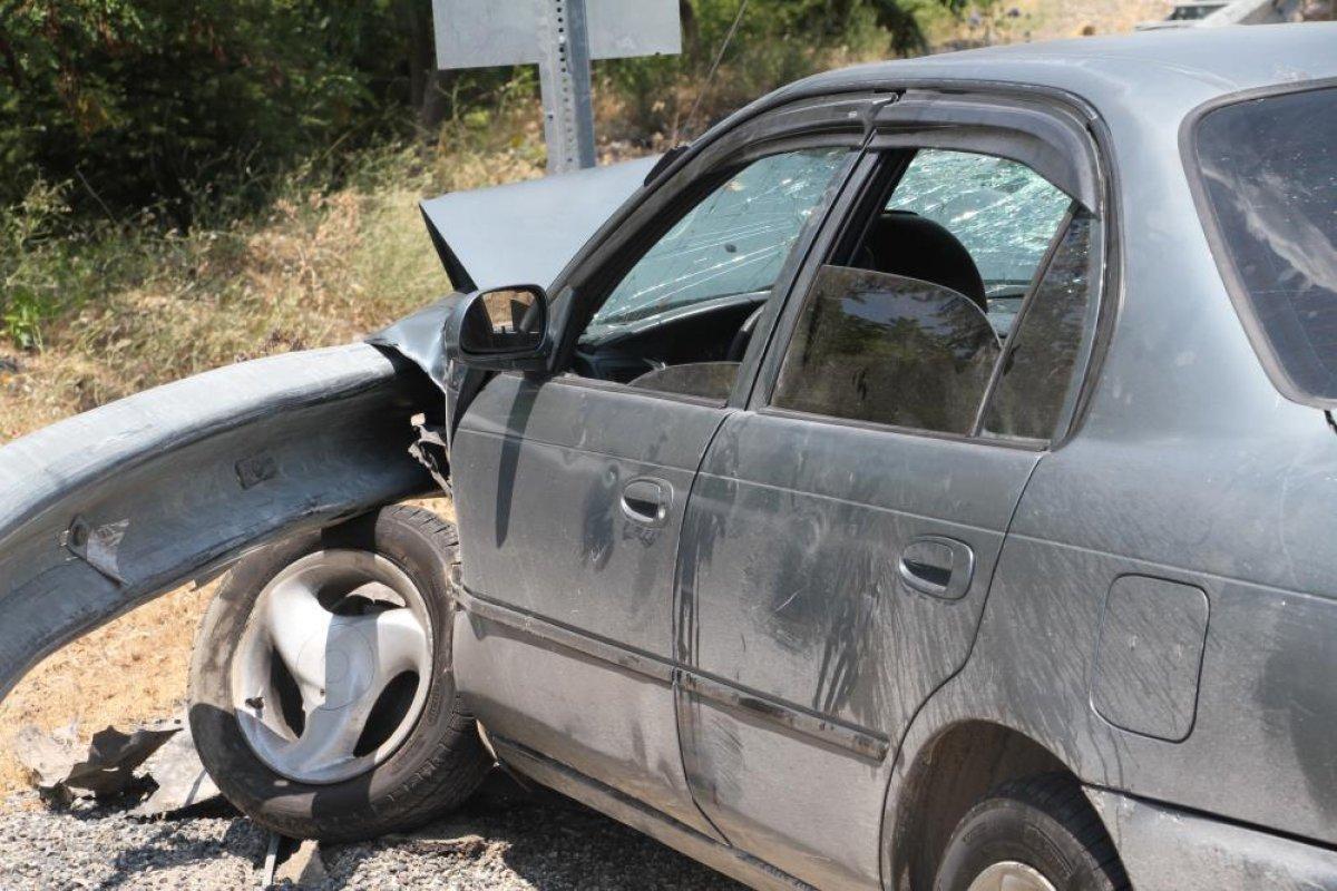 Elazığ'da otomobilin bariyerlere saplandığı kazada 5 kişi yaralandı