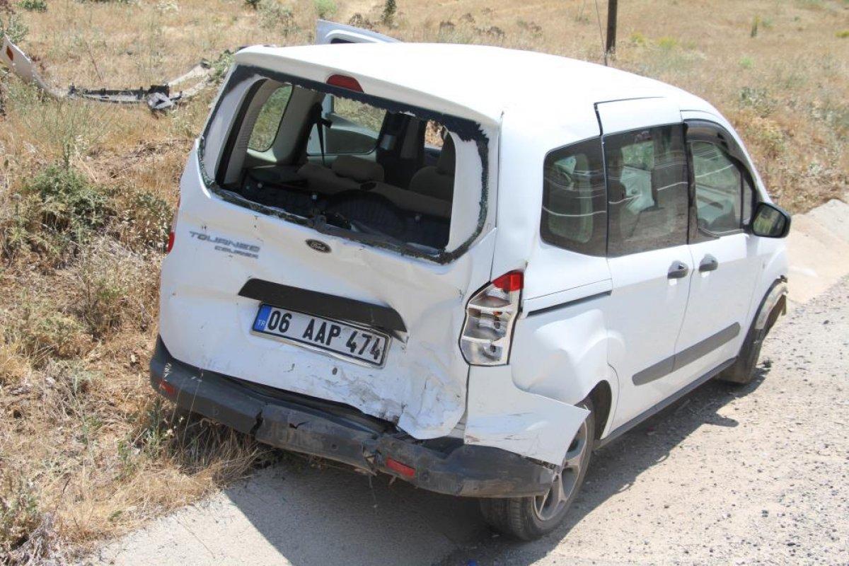 Elazığ'da otomobilin bariyerlere saplandığı kazada 5 kişi yaralandı