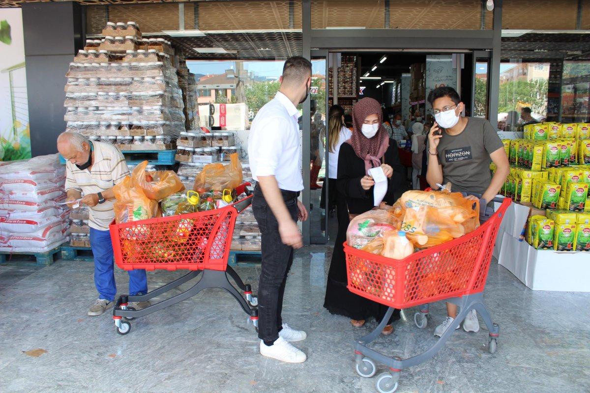 Kocaeli’de market alışverişinde indirimli ürün sırası, koronavirüsü unutturdu