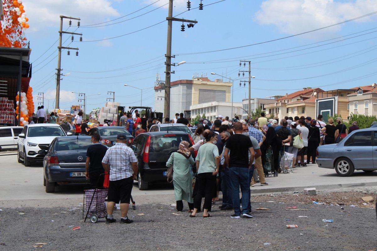Kocaeli’de market alışverişinde indirimli ürün sırası, koronavirüsü unutturdu