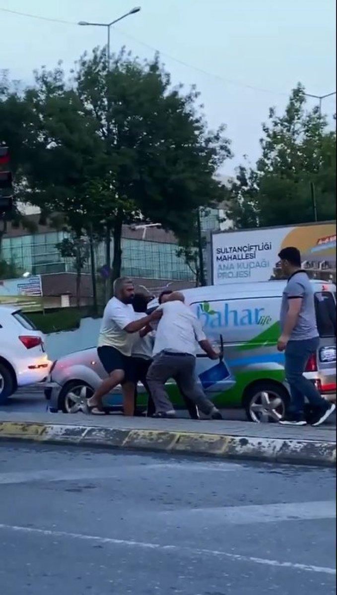 Sultangazi'de yol verme kavgası: Kazma ile saldırdı