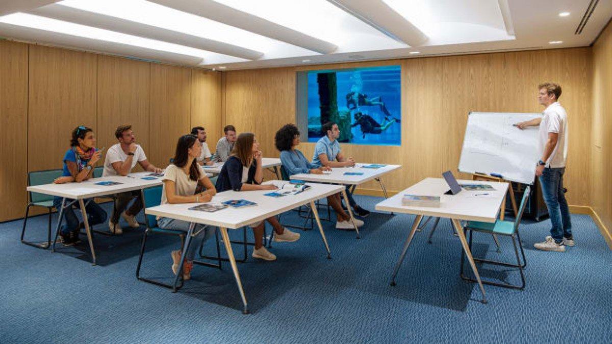 Dubai'de dünyanın en derin havuzu açıldı