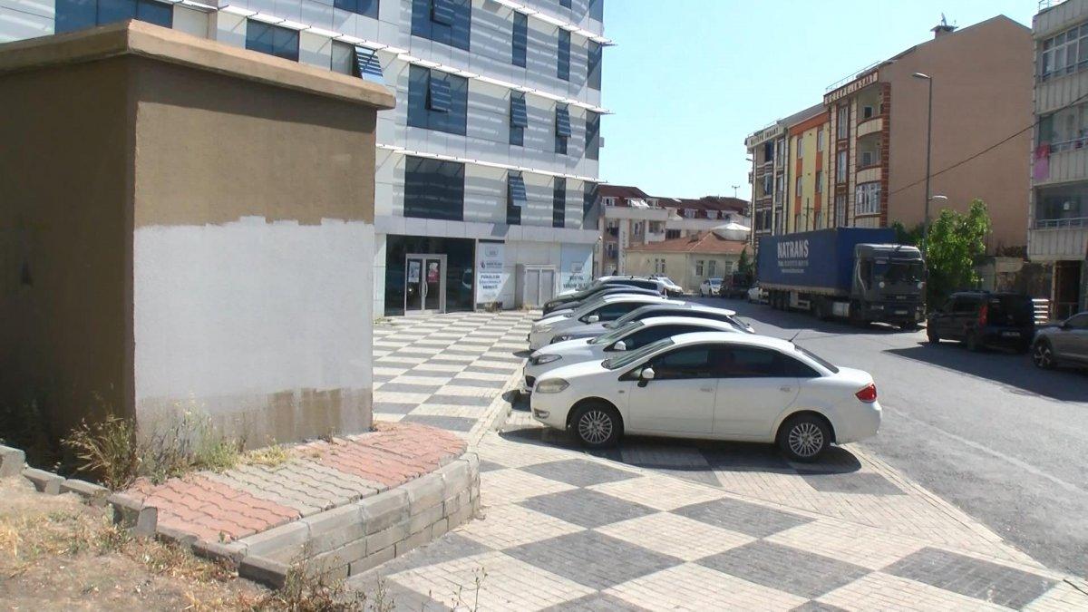 Esenyurt’ta motosiklet çalan hırsızlar, güvenlik kamerasına el hareketi yaptı