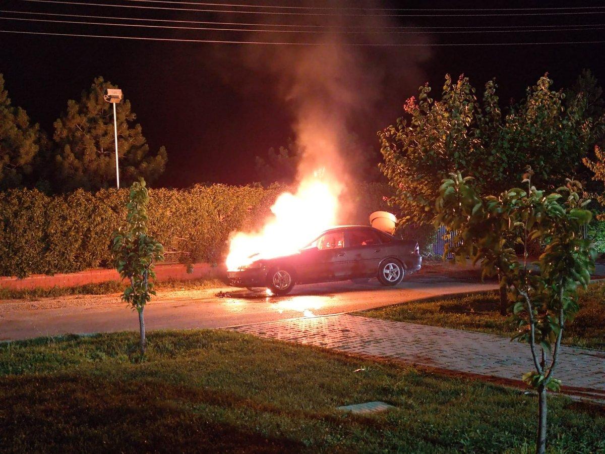 Çorum’da park halindeki otomobil alev alev yandı