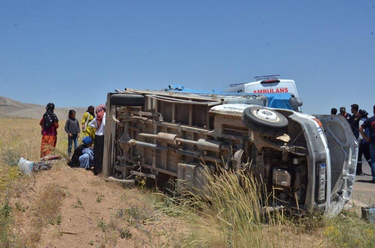 Kahramanmaraş'ta tarım işçilerini taşıyan kamyonet devrildi