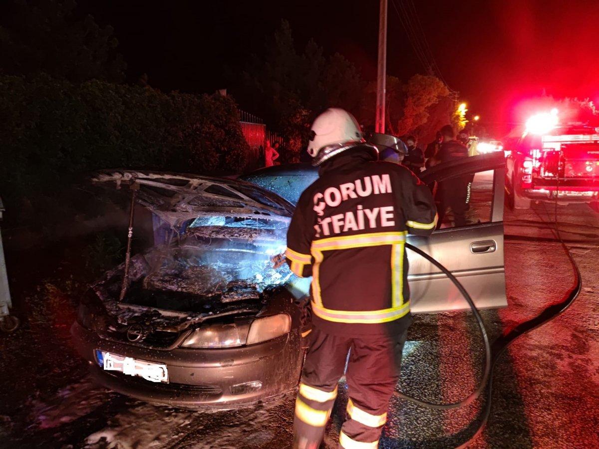 Çorum’da park halindeki otomobil alev alev yandı