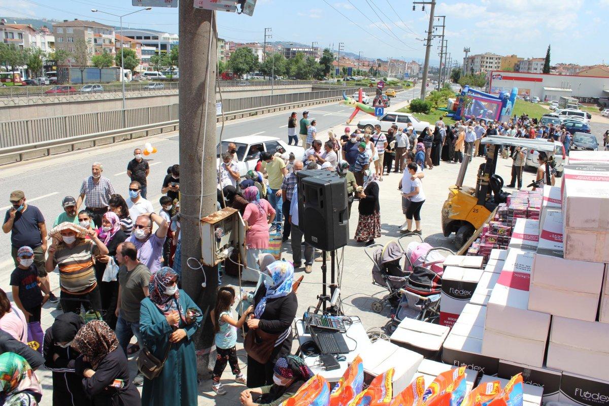 Kocaeli’de market alışverişinde indirimli ürün sırası, koronavirüsü unutturdu