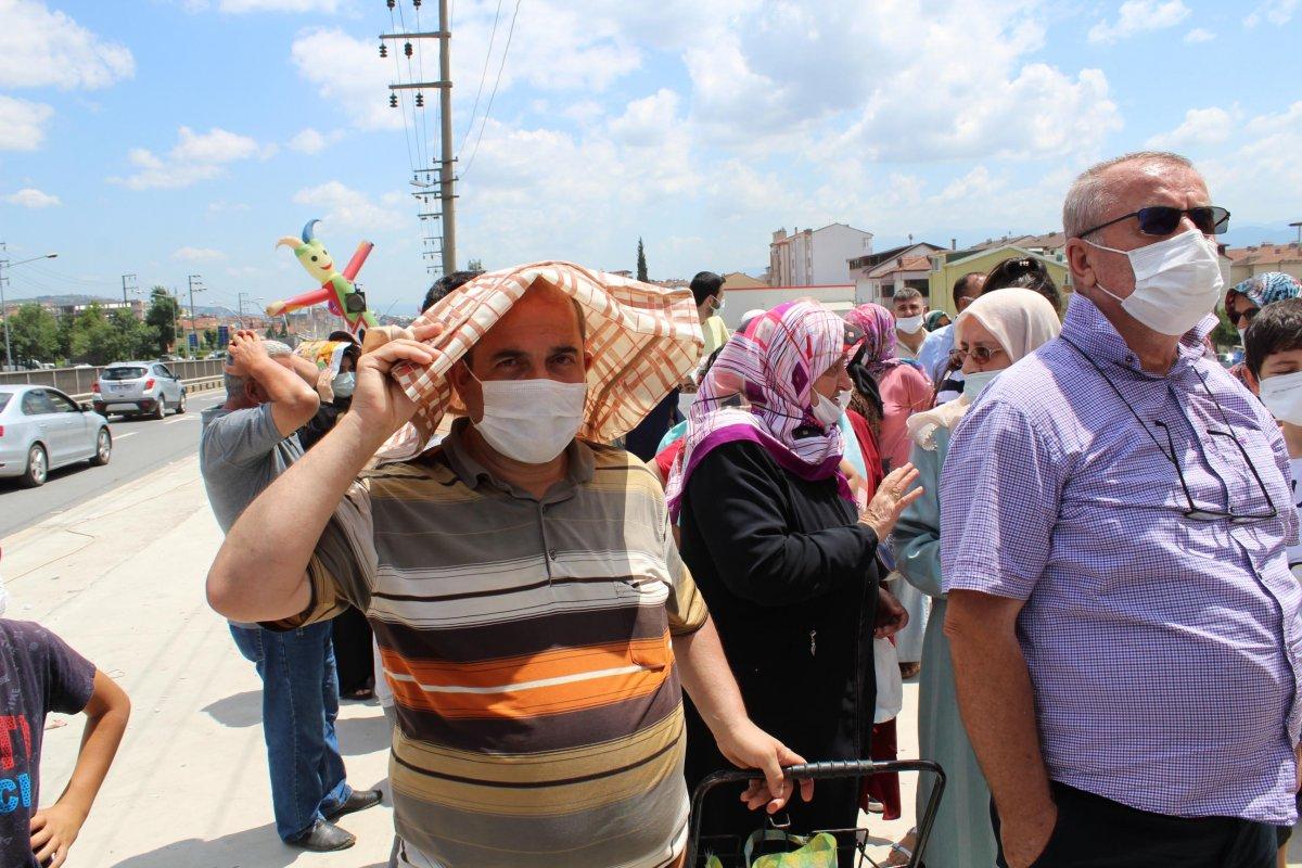 Kocaeli’de market alışverişinde indirimli ürün sırası, koronavirüsü unutturdu