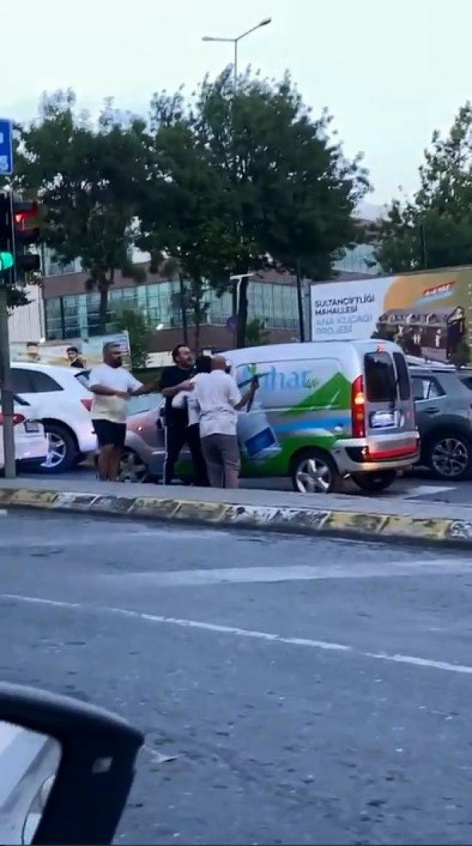 Sultangazi'de yol verme kavgası: Kazma ile saldırdı