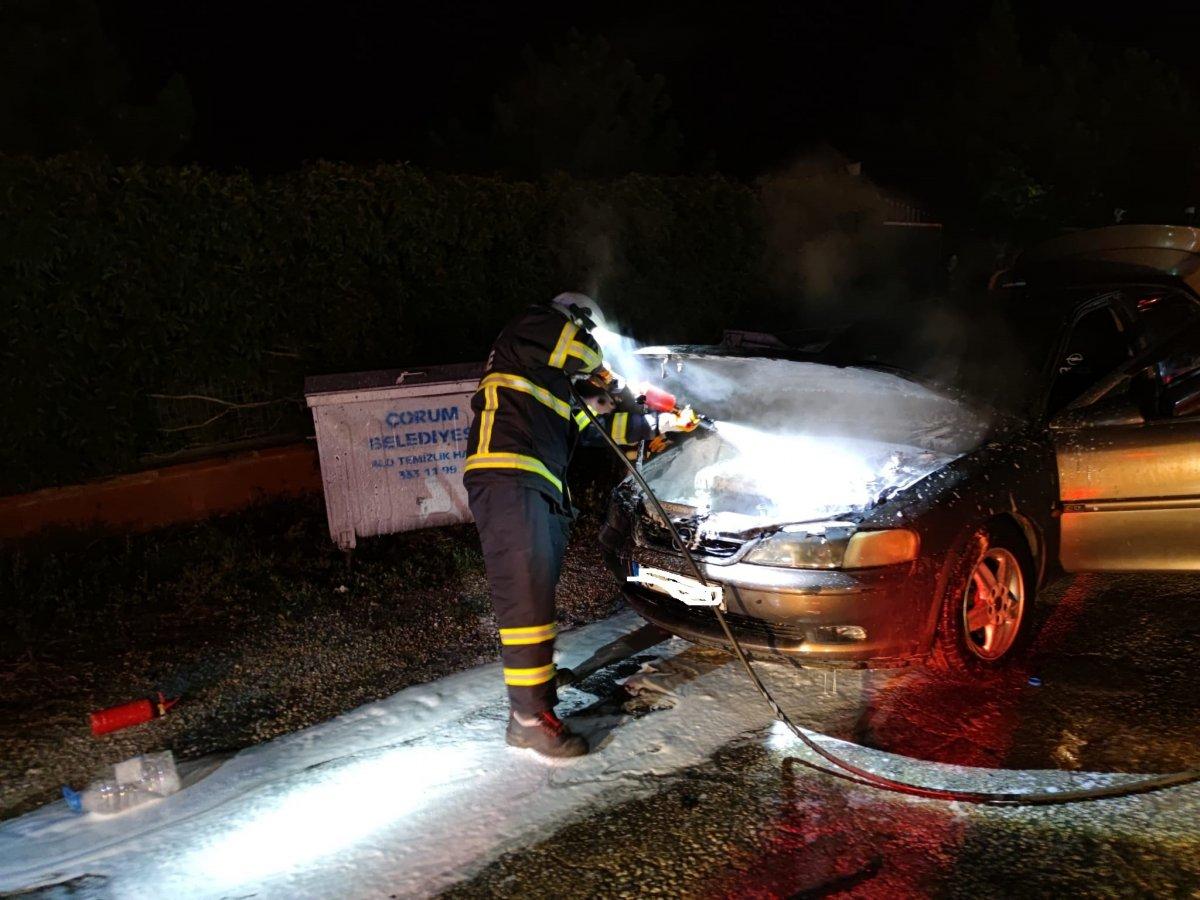 Çorum’da park halindeki otomobil alev alev yandı